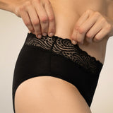 Absorbent High-Waist Lace Knickers – Elegance & Comfort